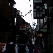 お〜若い子も歩いている！時代も流れたな〜