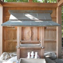 五重塔跡付近にある出世稲荷の祠。