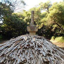 源義朝の墓?。右手からの景観。木太刀の山積み奉納。