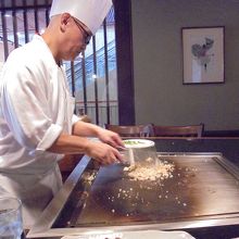 日本人シェフが目の前で調理してくれます