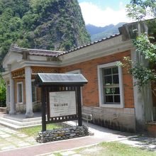 緑水地質景観展示館があります