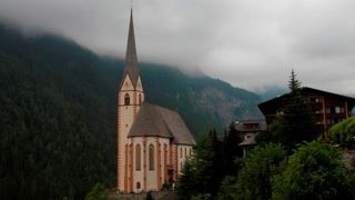 小さな村に建つ美しい教会