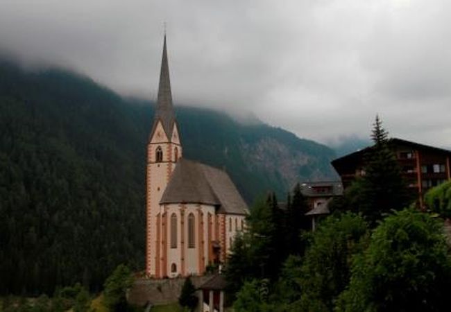 小さな村に建つ美しい教会
