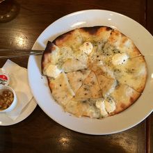 「ピッツァクアトロフォルマッジョ」￥1000