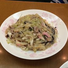 友人は細麺を注文。やや甘めの味でしたが美味しかったです。