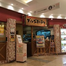 駅からとても近くて便利です。