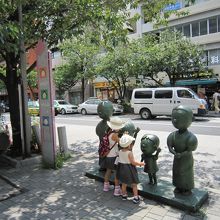 桜新町駅西口のサザエさん一家銅像
