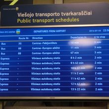 空港出口の案内板。何分後に発車かがわかります。