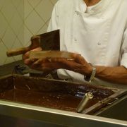 チョコレート作りの実演が見れます