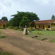 学校の中心広場にあるAのモニュメント