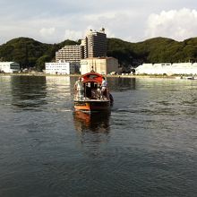 小さな渡し舟です