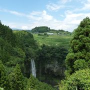 ２本の滝が勢いよく流れています