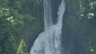 迫力のある滝です