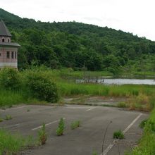 かつての国道２３０号線。沢がせき止められ、水没しました。