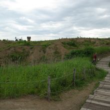 第一展望台から第二展望台へ。その脇も火口です。