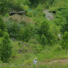 南口への道。破壊されたお菓子工場やアパートの横を通ります。