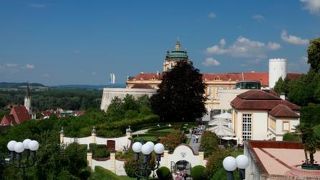 博物館と教会を供えた修道院