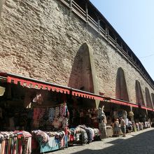 城壁を利用したセーター屋さん