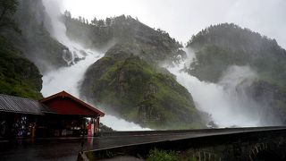 2方向から道路すぐそばにド迫力で流れ落ちる滝