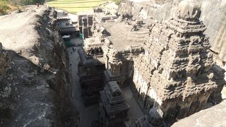 何と言っても見所は16窟のカイラーサナータ寺院、崖の上からの眺めは最高です