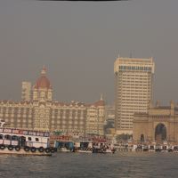 海上から見たホテルとインド門