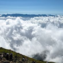 さらに登ると三笠山は雲海の中へ、遠くに富士山の頭が見える