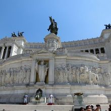 儀仗兵が守っています。