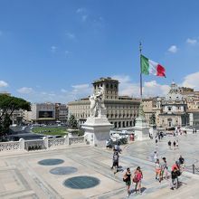 ベネチア広場に面している。