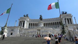 大きさに圧倒される白亜の記念堂