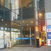 飲食店ビル１Fがホテルの入口、ローソンも隣接