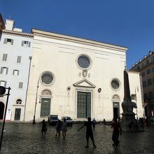 外観はとても地味です。象のオベリスクが目印。