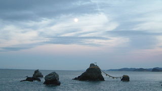 夫婦岩沖合い７００ｍに神石がありその鳥居の役割が夫婦岩です