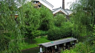 酒蔵を眺めながらめぐる船。
