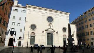 外観からは想像できないほど美術品満載