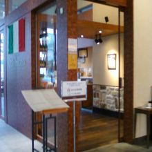 お店の入り口そばです、