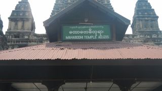 ヒンドゥー教の寺院を思わせる形の寺院