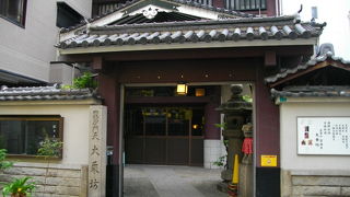 電気屋さん街の真ん中に