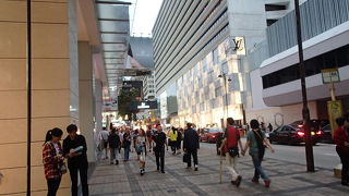 ブランドショップの並ぶメイン通り