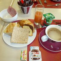 朝食は１０ユーロ、バイキングだけど種類がとても少ない。