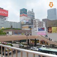 仙台駅西口のあたりから見たウェスティン。（オレンジの矢印）