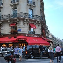 食べ終わってもまだ長蛇の列！