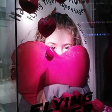 ショーウィンドゥはオープンしたてのFLYING TIGER