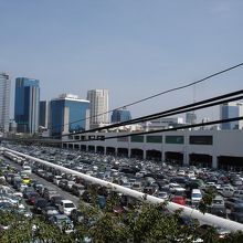 駅から見える凄い車の数