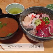 海鮮丼です。ボリュームタップリ！
