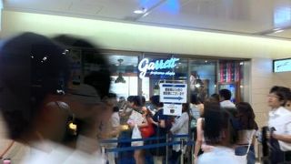 すさまじい行列です