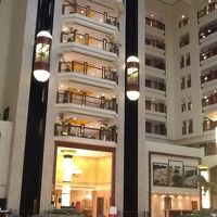 大きな吹き抜けにシースルーエレベーター