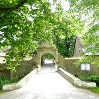 掘割の上の跳ね橋から城門へ