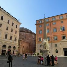 奥にパンテオンが見えます。