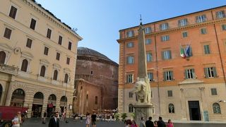 象の上に乗ったオベリスク