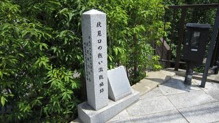 十石船を眺める京橋にある。